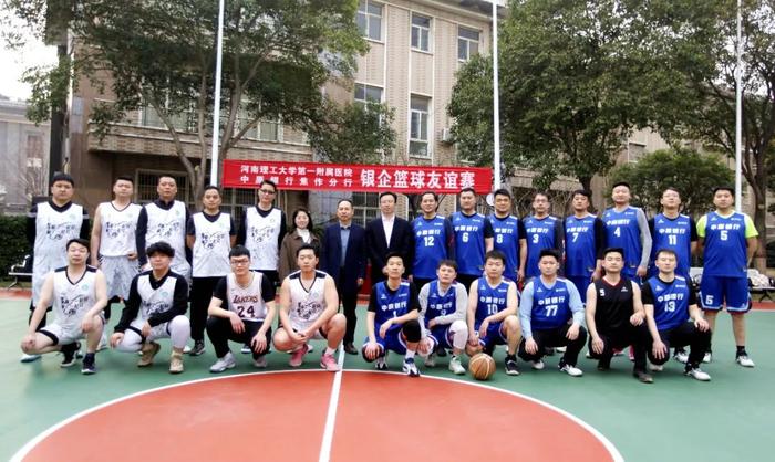 一场篮球友谊赛拉近国际篮球交流的简单介绍